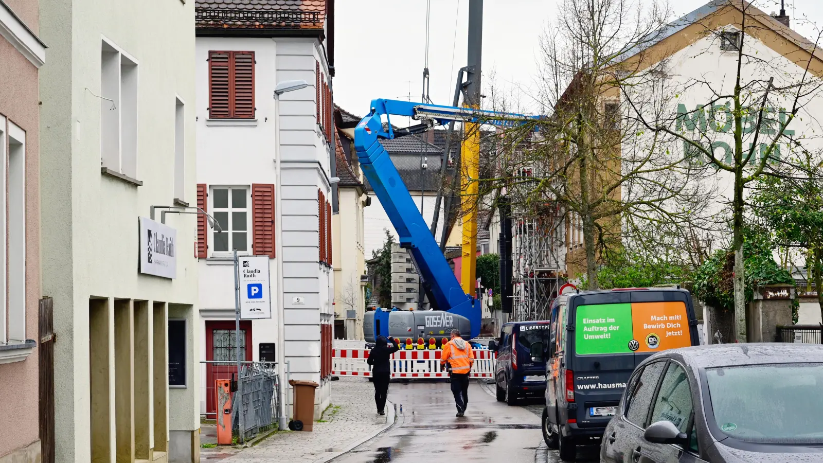 Um das einsturzgefährdete Gebäude weiter zu sichern, kommt Spezialgerät zum Einsatz. Die Baumaschinen brauchen ob ihrer Größe allerdings viel Platz. (Foto: Jim Albright)