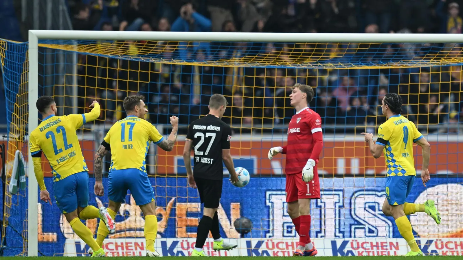 Frühe Braunschweiger Führung: Rayan Philippe (r) erzielt das 1:0. (Foto: Swen Pförtner/dpa)