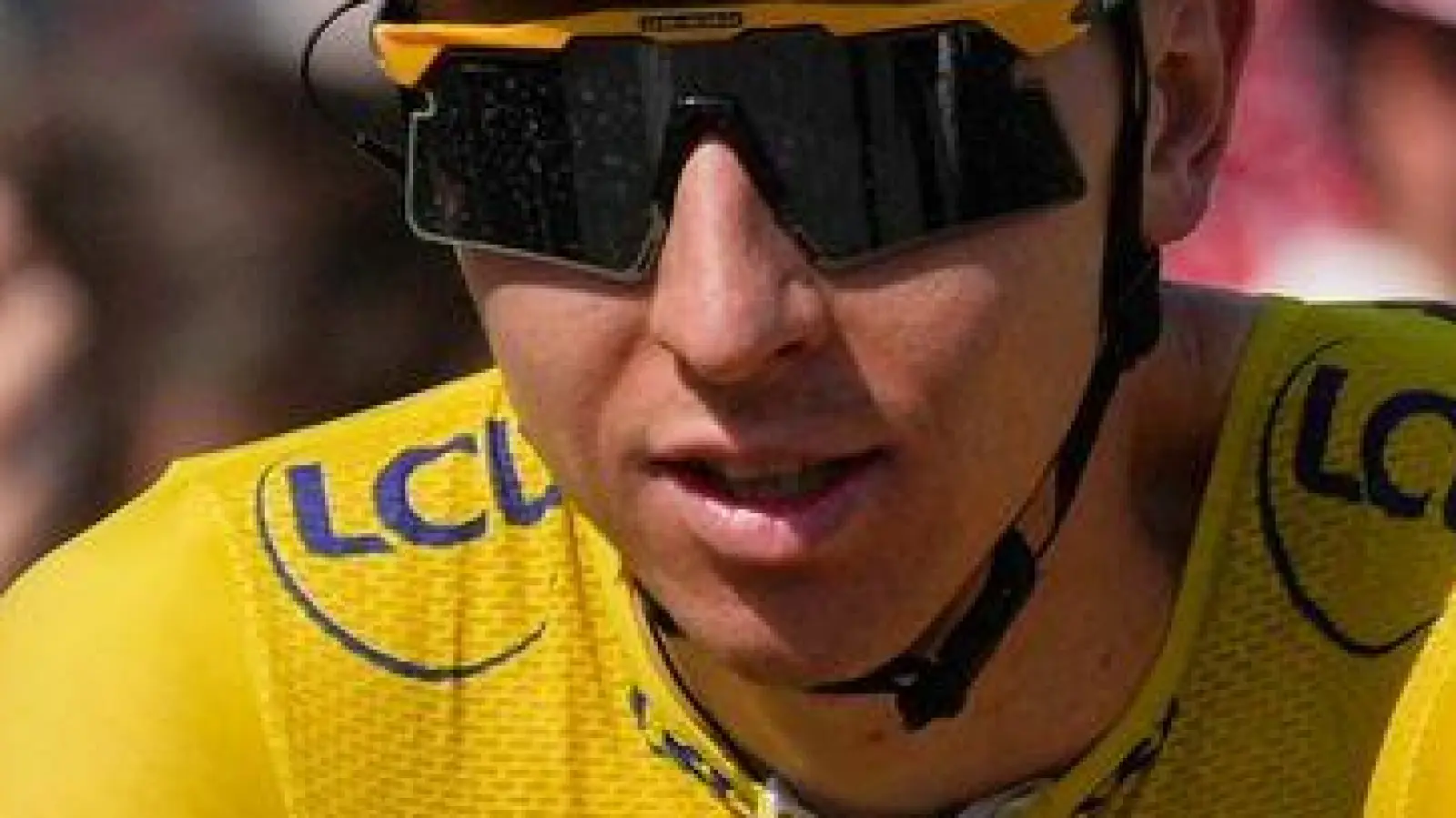 Tadej Pogacar bleibt Gesamtführender der Tour de France. (Foto: Mosa'ab Elshamy/AP/dpa)
