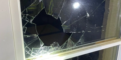 Durch ein Fenster verschafften sich Einbrecher Zugang zu einem Einfamilienhaus in Petersaurach. (Symbolbild: FFW/Steffen Beck)