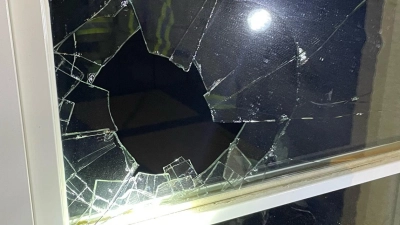 Durch ein Fenster verschafften sich Einbrecher Zugang zu einem Einfamilienhaus in Petersaurach. (Symbolbild: FFW/Steffen Beck)