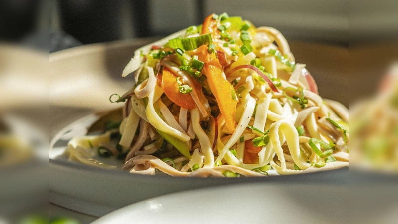 Kommt einem spanisch vor? Wurstsalat mit Frühlingszwiebeln kann auch in Form von einem Tapas-Salat zubereitet werden.  (Foto: Tom Herion/ars vivendi/dpa-tmn)