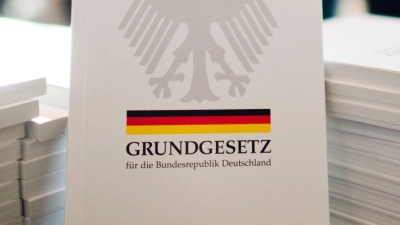 Wurde vor 75 Jahren beschlossen und am 23. Mai offiziell verkündet: das Grundgesetz. (Foto: Julian Stratenschulte/dpa)