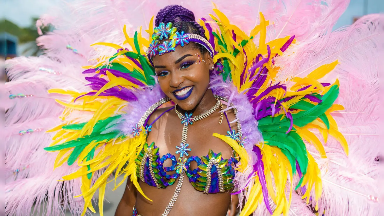 Bunt geschmückt und gut gelaunt: Karnevalistin in Sint Maarten. (Foto: St. Martin Tourism Bureau/dpa-tmn)