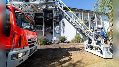 Bei dem Brand in einer Einrichtung für betreutes Wohnen in Rednitzhembach wurden vier Wohnungen vollständig zerstört. Ein schwer verletzter 71-Jähriger ist inzwischen im Krankenhaus gestorben. (Archivbild) (Foto: Pia Bayer/dpa)