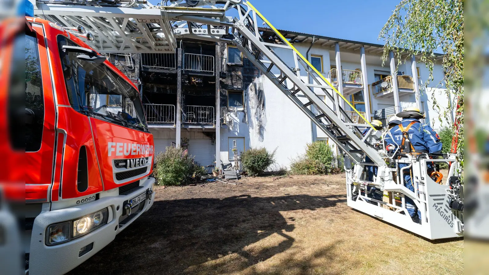 Bei dem Brand in einer Einrichtung für betreutes Wohnen in Rednitzhembach wurden vier Wohnungen vollständig zerstört. Ein schwer verletzter 71-Jähriger ist inzwischen im Krankenhaus gestorben. (Archivbild) (Foto: Pia Bayer/dpa)