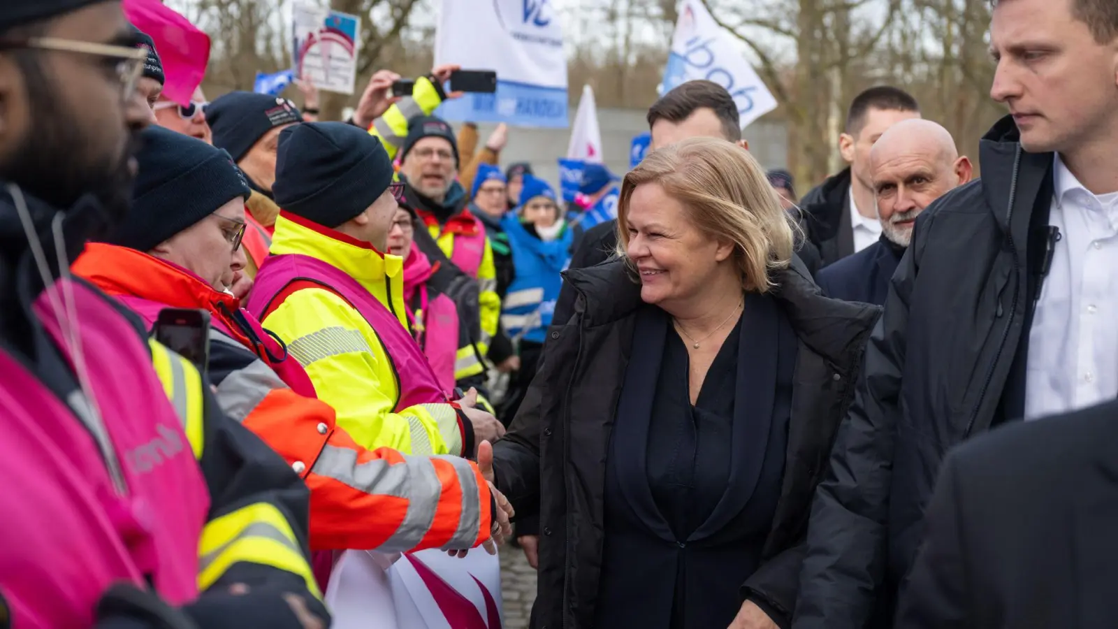 Es geht um mehr als 2,5 Millionen Beschäftigte.  (Foto: Christophe Gateau/dpa)