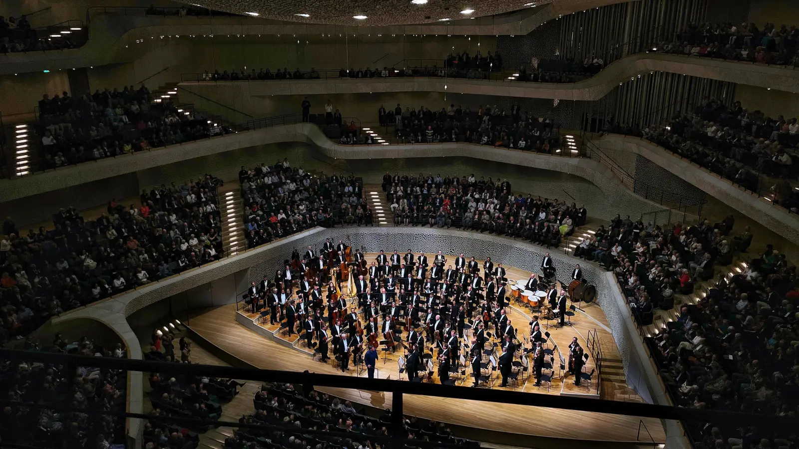 Der Höhepunkt der FLZ-Reise: die Wiener Philharmoniker unter der Leitung von Christian Thielemann in der Elbphilharmonie. Sie werden nach Richard Strauss&#39; Tondichtung „Ein Heldenleben” gefeiert. (Foto: Thomas Wirth)