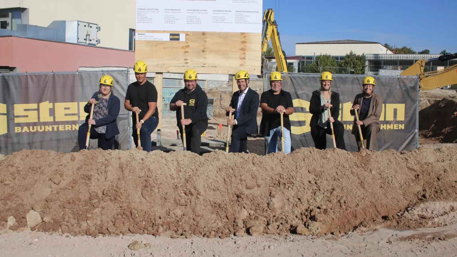 Claudia Botsch von der Regierung von Mittelfranken, Bauamtsleiter Thomas Draht, Stefan Böckler von der Firma Stein, Bürgermeister Sven Waidmann, Schulleiter Gerhard Bräunlein, sowie Sabine Soto und Pia Regner (von links) vom Büro ING+ARCH griffen beim offiziellen Startschuss zum Spaten. (Foto: Stefan Neidl)