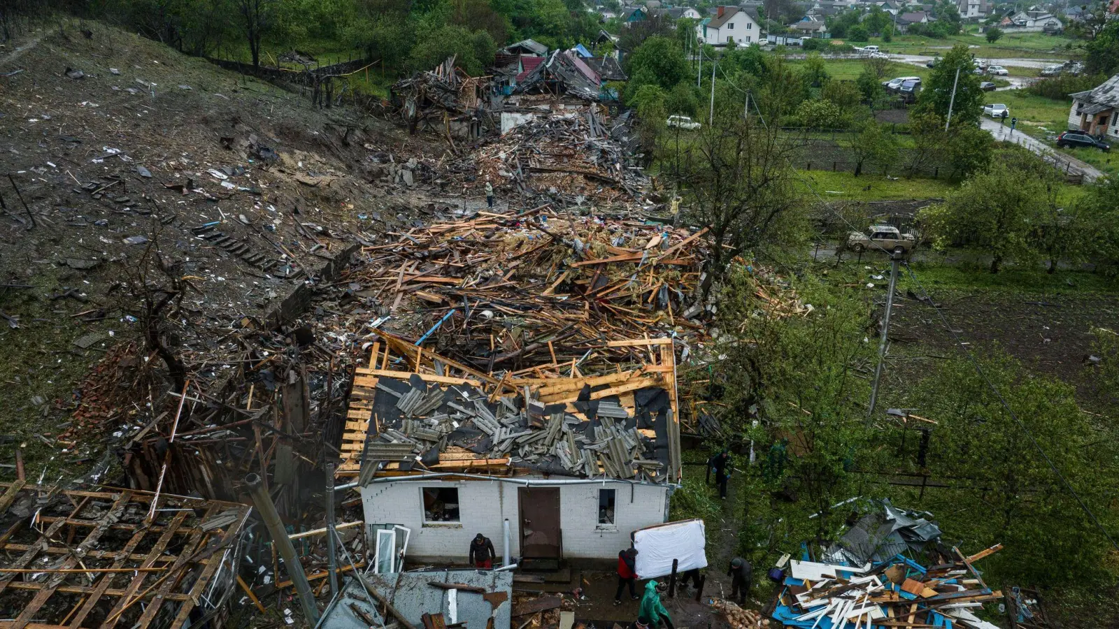 Die Ukraine muss jeden Morgen mit den Schäden durch russische Luftangriffe umgehen. (Foto: Evgeniy Maloletka/AP/dpa)