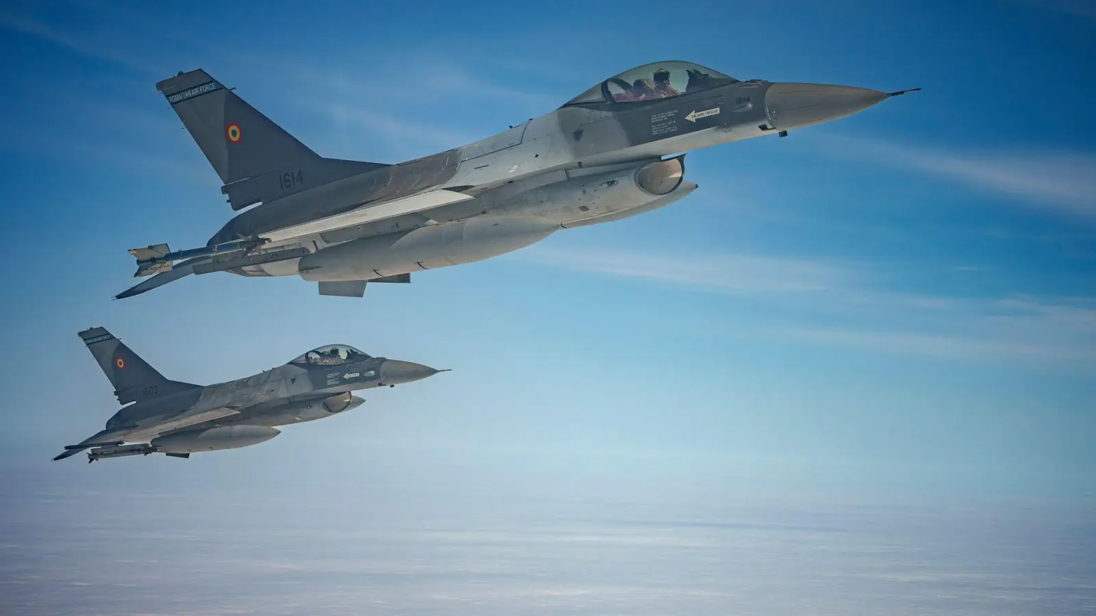 Kampfjets der rumänischen Luftwaffe haben eine fremde Drohne im rumänischen Luftraum abgeschossen. (Archivbild)  (Foto: Andreea Alexandru/AP/dpa)