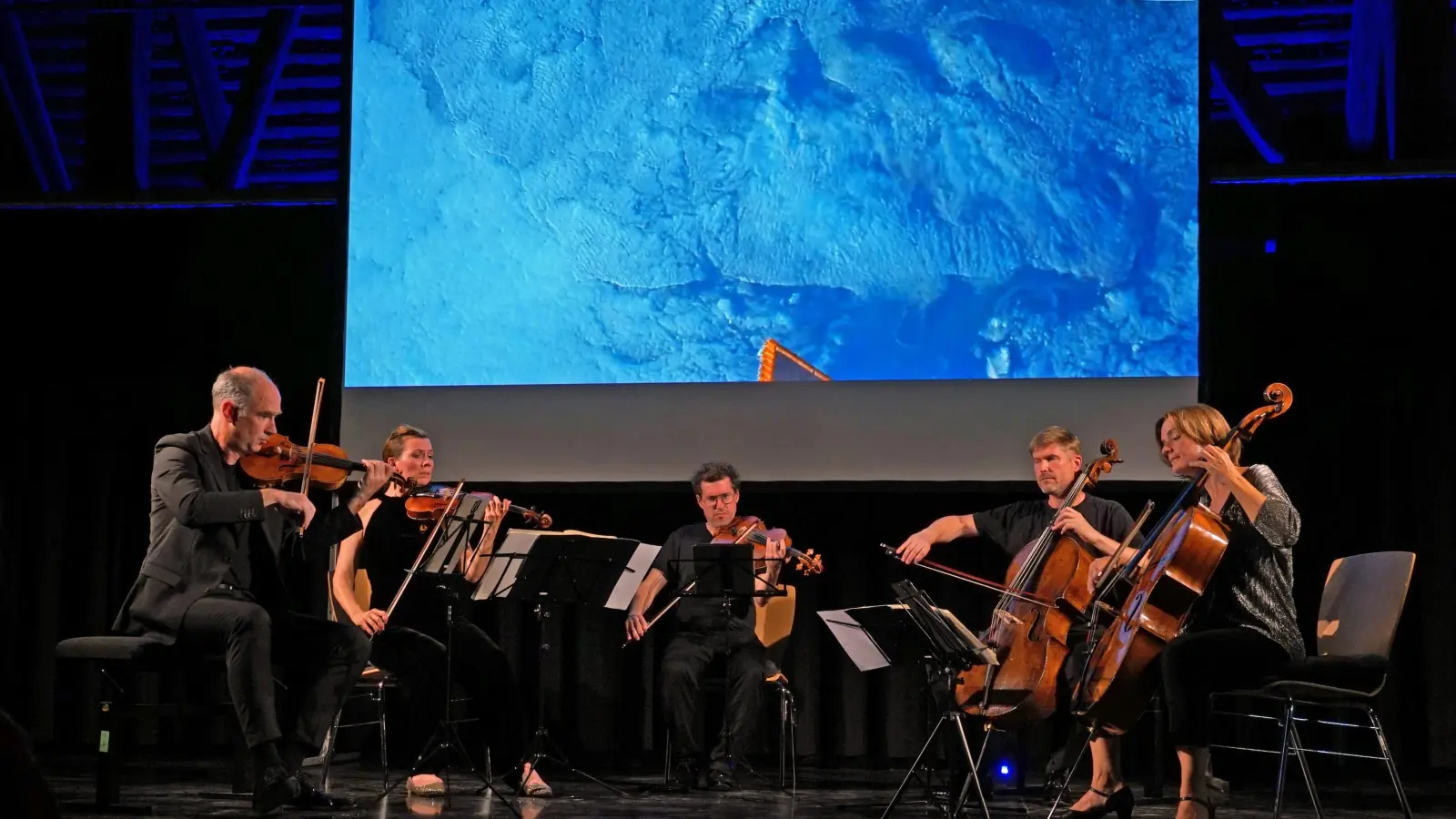 Das Signum Quartett – Florian Donderer (Violine), Annette Walther (Violine), Xandi van Dijk (Viola) und Thomas Schmitz (Violoncello) – sowie Tanja Tetzlaff (Violoncello) präsentierten im Alten Bauhof in der Bad Windsheimer Altstadt ihr Programm „Suites4nature“. (Foto: Elke Walter)