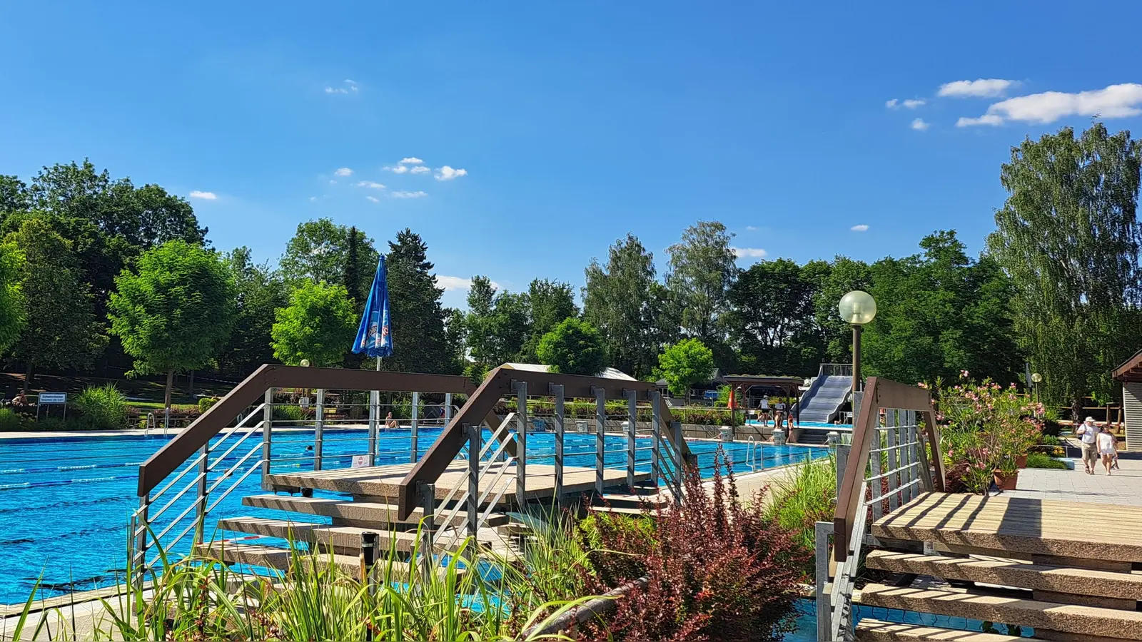Für jeden Geschmack etwas dabei: Das Feuchtwanger Freibad ist beliebt, bei der Sanierung soll der bestehende Charakter unbedingt erhalten bleiben.  (Foto: Sabine Rohn)
