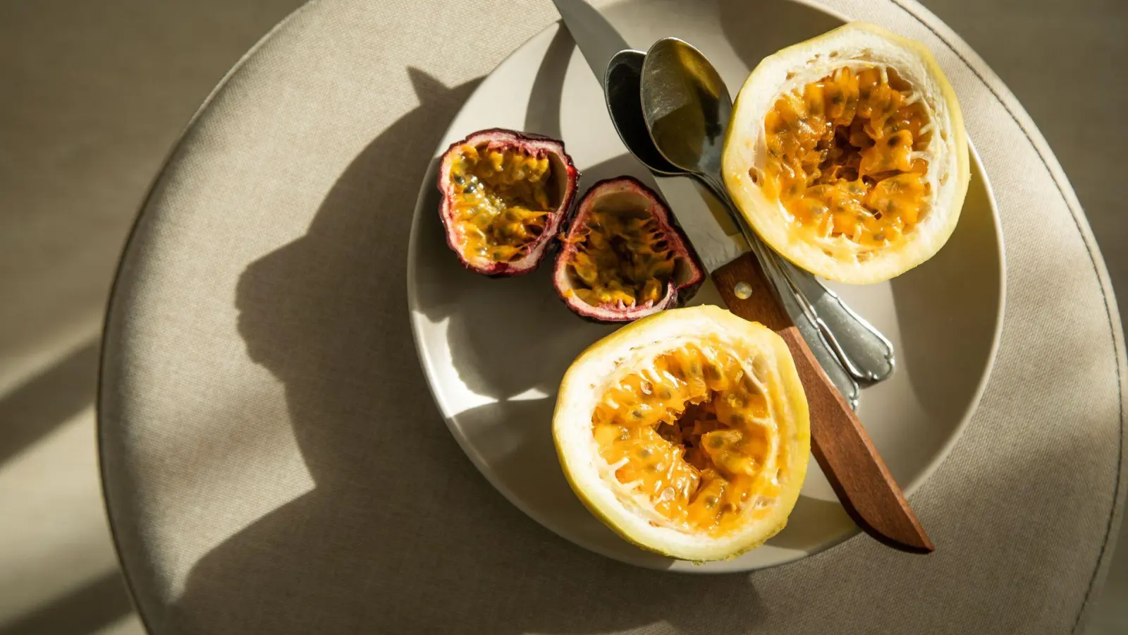 Reife Passionsfrüchte haben eine grünbraune bis violette Farbe, wohingegen Maracujas deutlich größer und im reifen Zustand gelb sind. (Foto: Christin Klose/dpa-tmn)