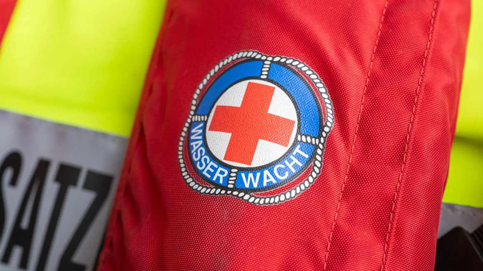 Die Wasserwacht barg die Frau aus dem Wasser. (Symbolbild) (Foto: Peter Kneffel/dpa)