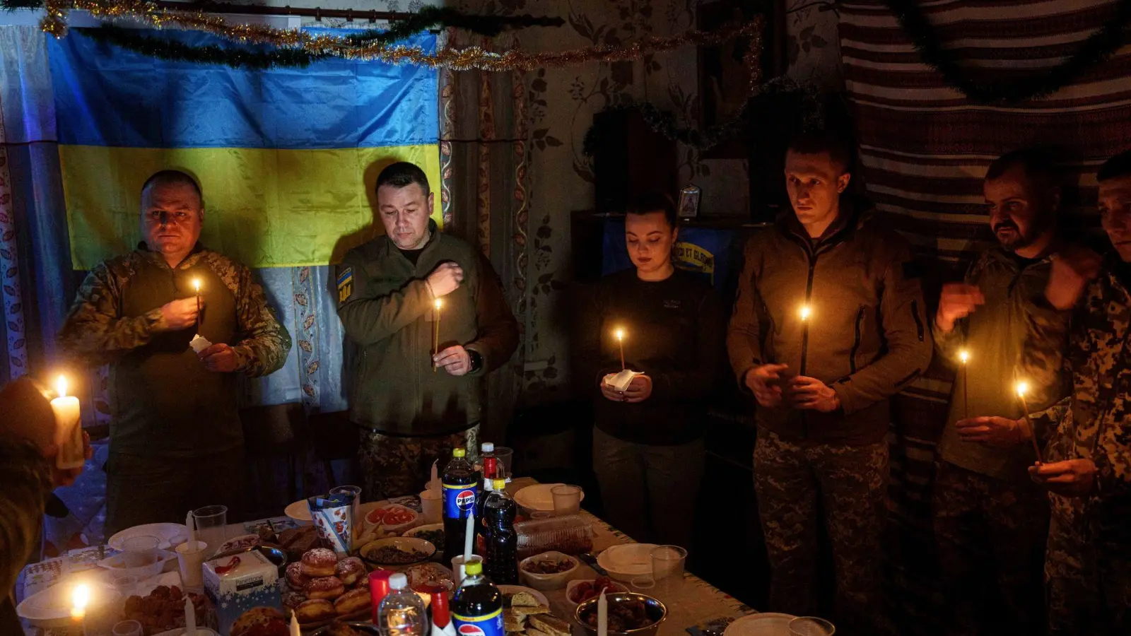 An Weihnachten zielt Russland mit seinen Angriffen auf die Energieversorgung der Ukraine. (Foto: Evgeniy Maloletka/AP/dpa)