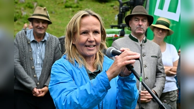 Bundesumweltministerin Steffi Lemke und Bayerns Wirtschaftsminister Hubert Aiwanger treffen bei der Hauptalmbegehung aufeinander.  (Foto: Uwe Lein/dpa)