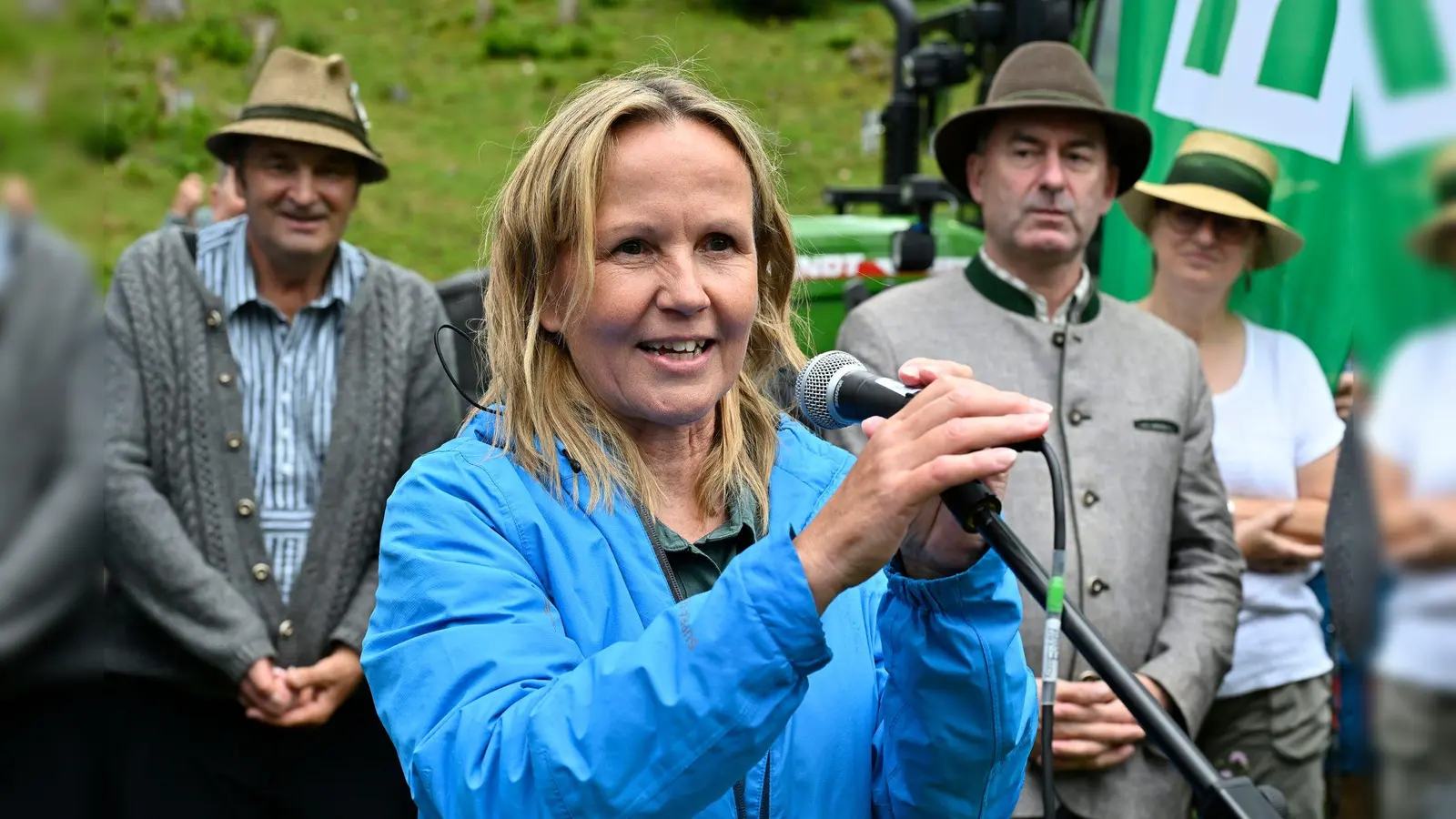 Bundesumweltministerin Steffi Lemke und Bayerns Wirtschaftsminister Hubert Aiwanger treffen bei der Hauptalmbegehung aufeinander.  (Foto: Uwe Lein/dpa)