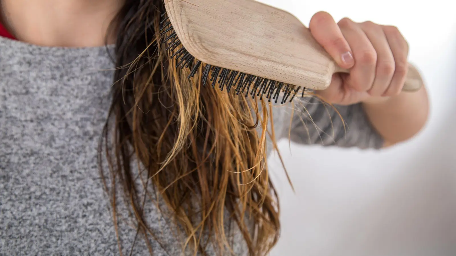 Nasse Haare sind besonders empfindlich - und widerspenstig. Wer sie beim Kämmen nicht schädigen will, kann mit Conditioner nachhelfen. (Foto: Christin Klose/dpa-tmn)