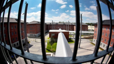 Blick aus einer NRW-Gefängniszelle - hier aus der JVA Wuppertal-Ronsdorf. (Symbolbild) (Foto: Oliver Berg/dpa)