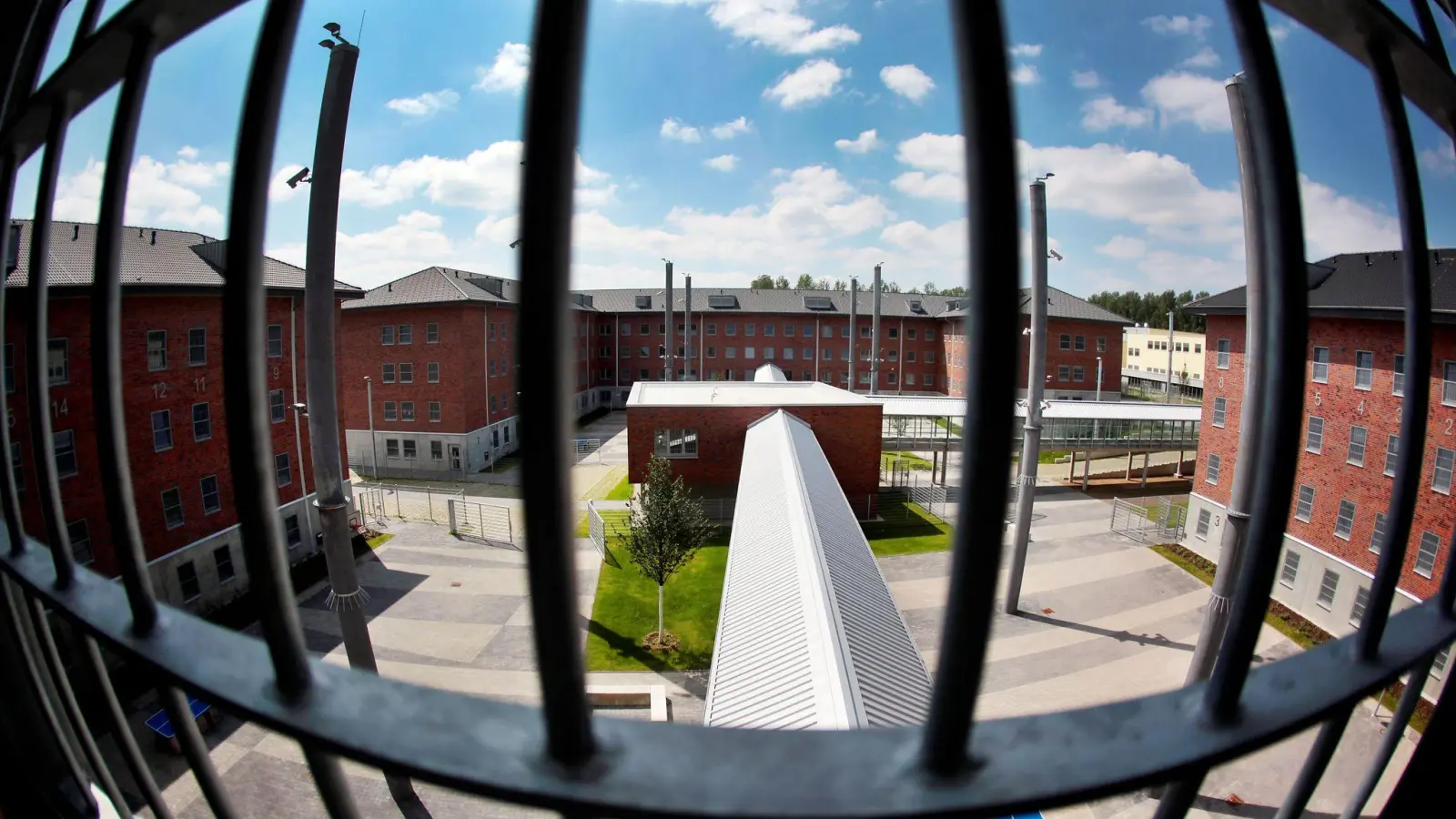 Blick aus einer NRW-Gefängniszelle - hier aus der JVA Wuppertal-Ronsdorf. (Symbolbild) (Foto: Oliver Berg/dpa)