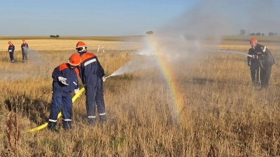 Das machte bei 32 Grad wirklich Spaß: seine Kameraden und Kameradinnen ein wenig nass zu spritzen und ihnen damit ein bisschen Kühlung zu verschaffen. (Foto: Rainer Weiskirchen)
