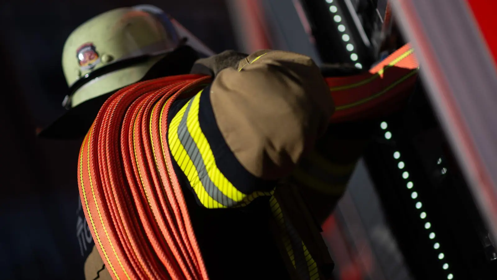 Die Feuerwehr in Schwaben wurde zu einem Wohnungsbrand gerufen. (Symbolbild) (Foto: Marijan Murat/dpa)