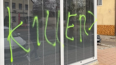 „Baumkiller x 100” hat der Täter oder die Täterin auf die Glasfront in der Hauptstraße geschmiert. (Foto: Marcus Schomber)
