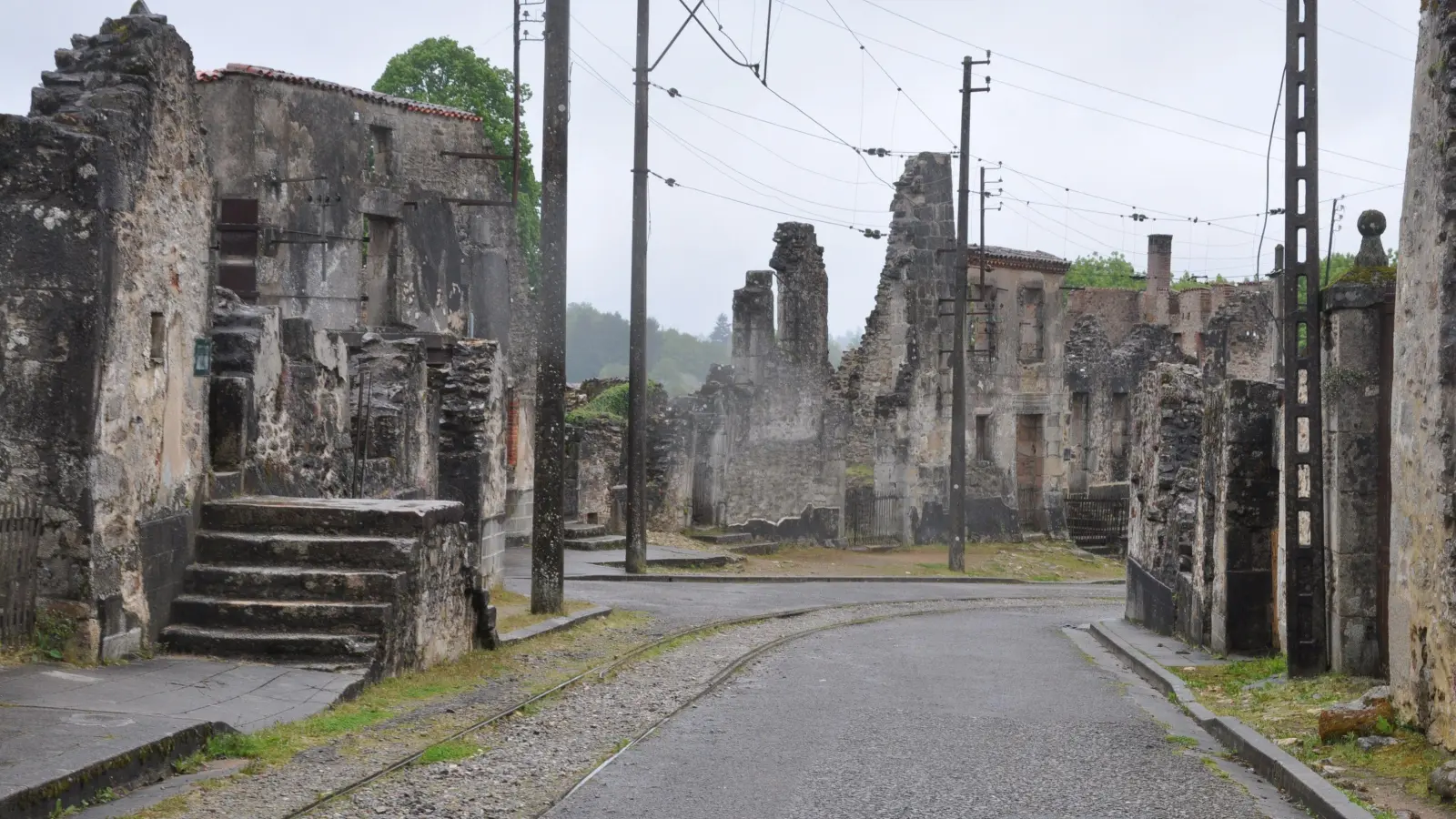 In Schutt und Asche legten deutsche Soldaten Oradour. Als Mahnmal blieben die Reste der Häuser nach dem Krieg stehen. (Foto: Manfred Blendinger)