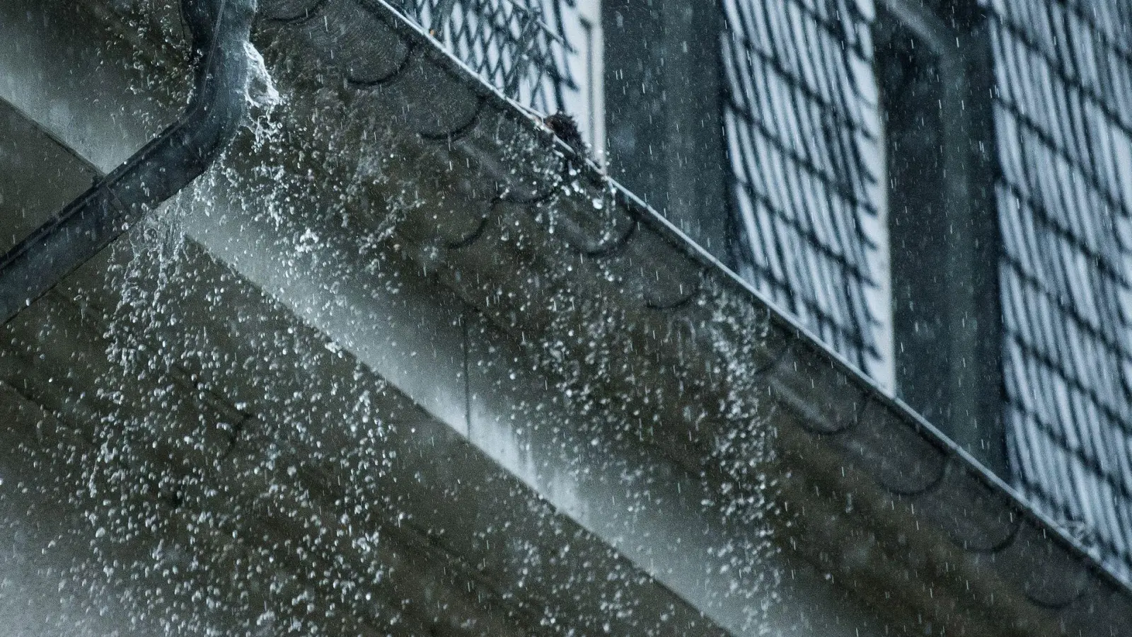 Der Regen will einfach nicht aufhören: Haben Fenster oder Türen bei einem Unwetter Schaden genommen, sollten die offenen Stellen schnell abgedichtet werden, um Folgeschäden zu vermeiden. (Foto: Silas Stein/dpa/dpa-tmn)