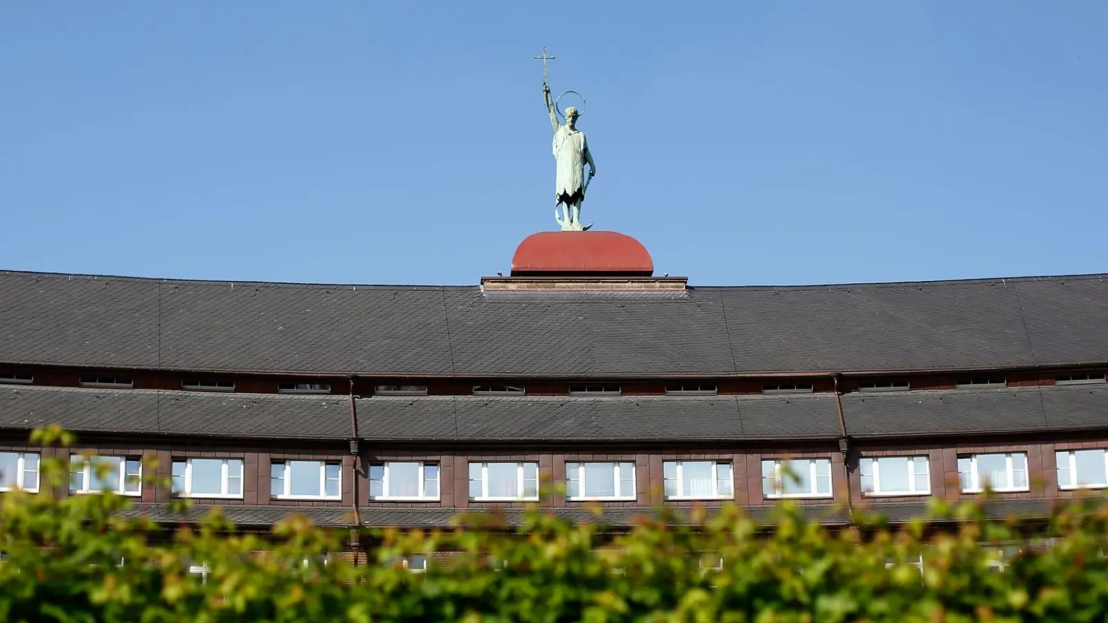 Ein Baby, das in der Helios St. Johannes Klinik behandelt wurde, wird vermisst. (Symbolbild) (Foto: Ina Fassbender/dpa)