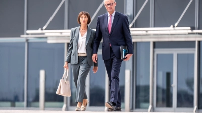 Für Kanzler Merz und seine Frau Charlotte ist es das erste Gipfeltreffen zu zweit. (Foto: Michael Kappeler/dpa)