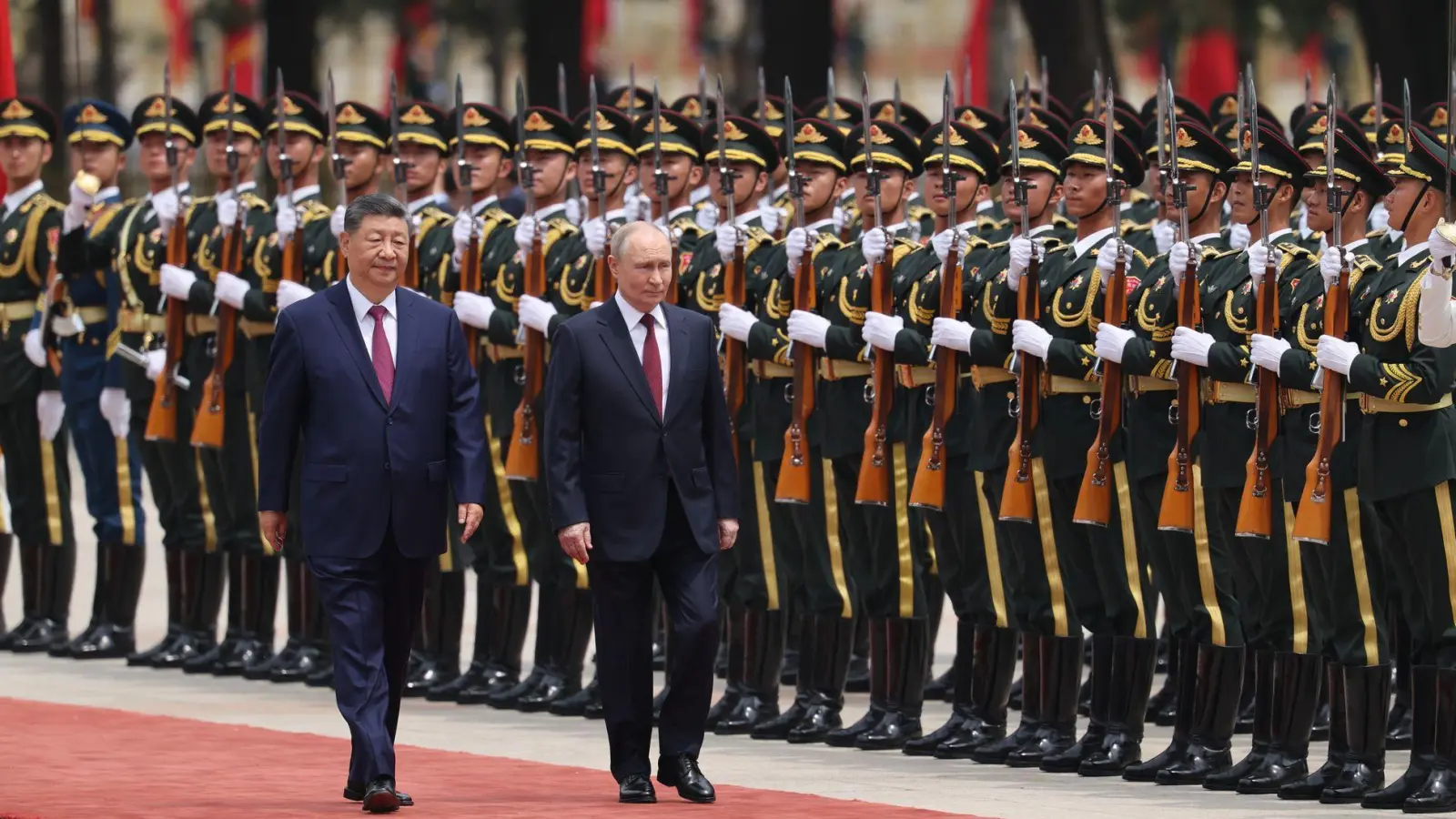 Kurz nach Donald Trump wird auch der russische Präsident Wladimir Putin in Peking empfangen. (Foto: Maxim Shemetov/Pool Reuters/AP/dpa)