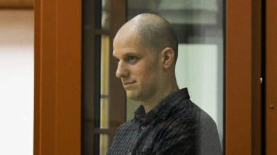 Der US-Reporter Evan Gershkovich steht in einem Glaskäfig in einem Gerichtssaal in Jekaterinbur: Ihm wird Spionage vorgeworfen. (Foto: AP/dpa)