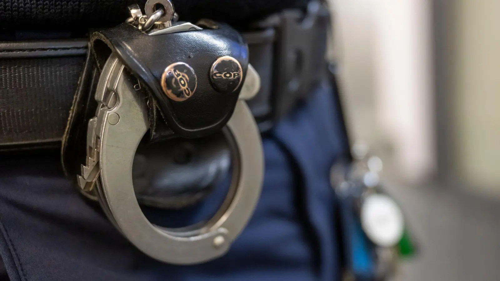 Der Mann war im Oktober 2025 festgenommen worden und sitzt seitdem in U-Haft. (Symbolbild) (Foto: Peter Kneffel/dpa)