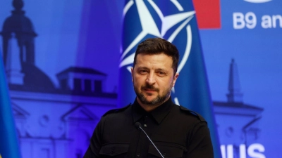 Der ukrainische Präsident Wolodymyr Selenskyj kündigte einen neuen großen Gefangenenaustausch mit Russland an. (Foto: Mindaugas Kulbis/AP/dpa)