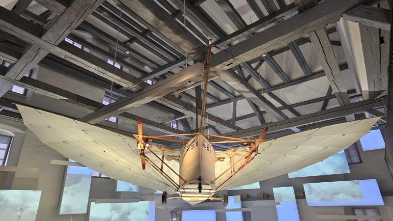 Die Nr. 21 B, ein Nachbau von Gustav Weißkopfs legendärem Flieger, hängt als Paradestück im aufwendig sanierten ehemaligen Landgerichtsgebäude in Leutershausen. Der Bau des Flugpioniermuseums lief finanziell deutlich aus dem Ruder, was die Stadt jetzt im Nachhinein in die Bredouille bringt. (Foto: Wolfgang Grebenhof)