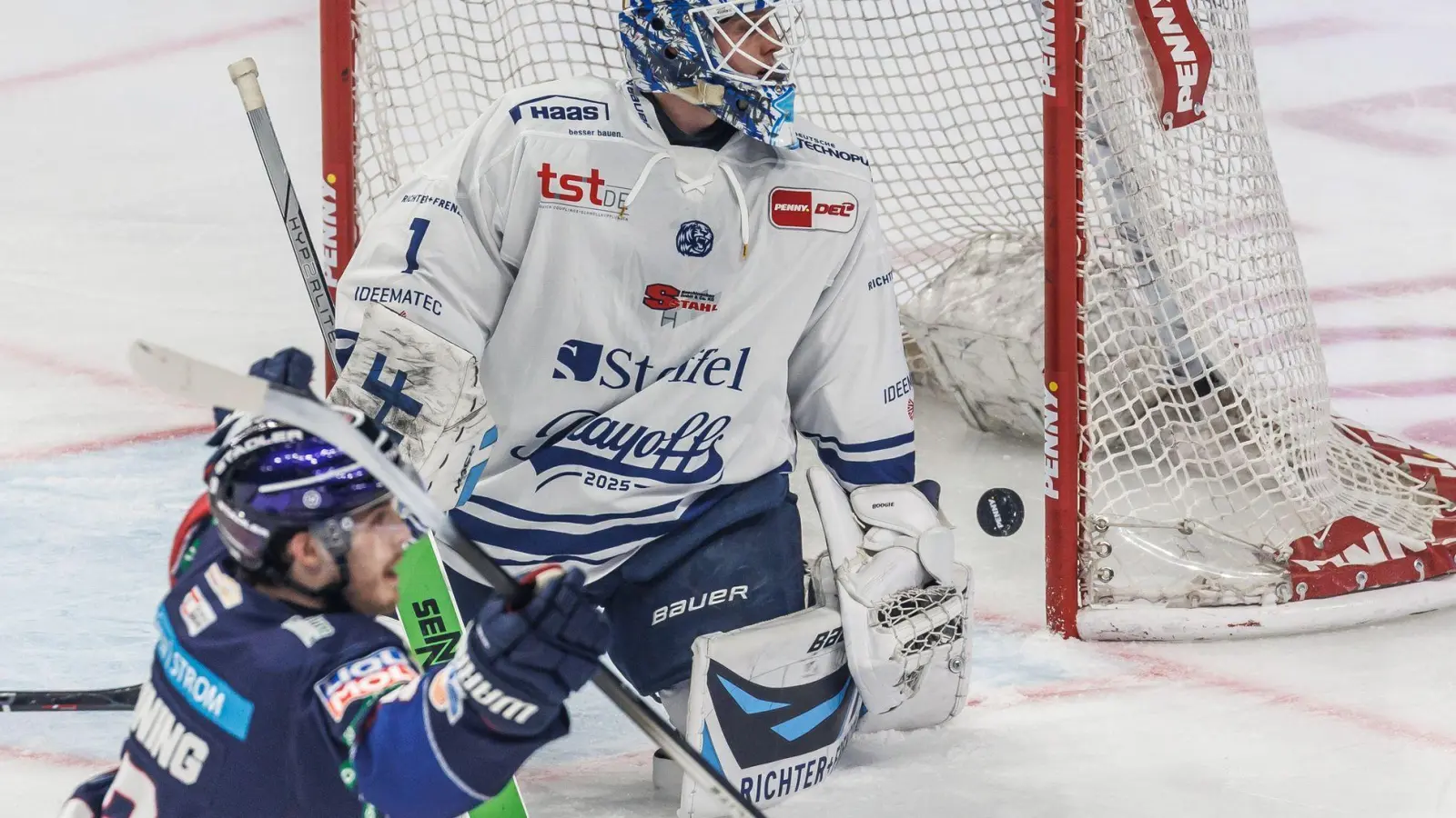 Goalie Florian Bugl bleibt in Straubing. (Foto: Andreas Gora/dpa)
