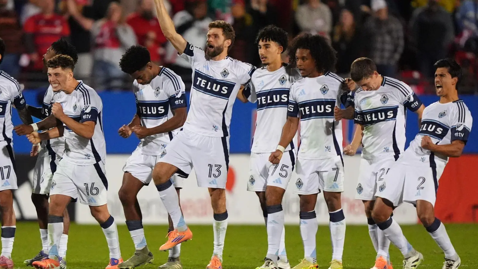 Jubelten im Elfmeterschießen: Thomas Müller und die Vancouver Whitecaps. (Foto: LM Otero/AP/dpa)