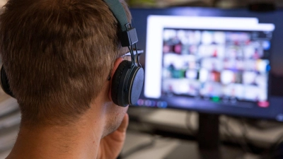 Kamera an: Wer sich in Onlinemeetings zeigt, trägt schon mal ein kleines bisschen zur besseren Sichtbarkeit im Job bei. (Foto: Catherine Waibel/dpa-tmn)