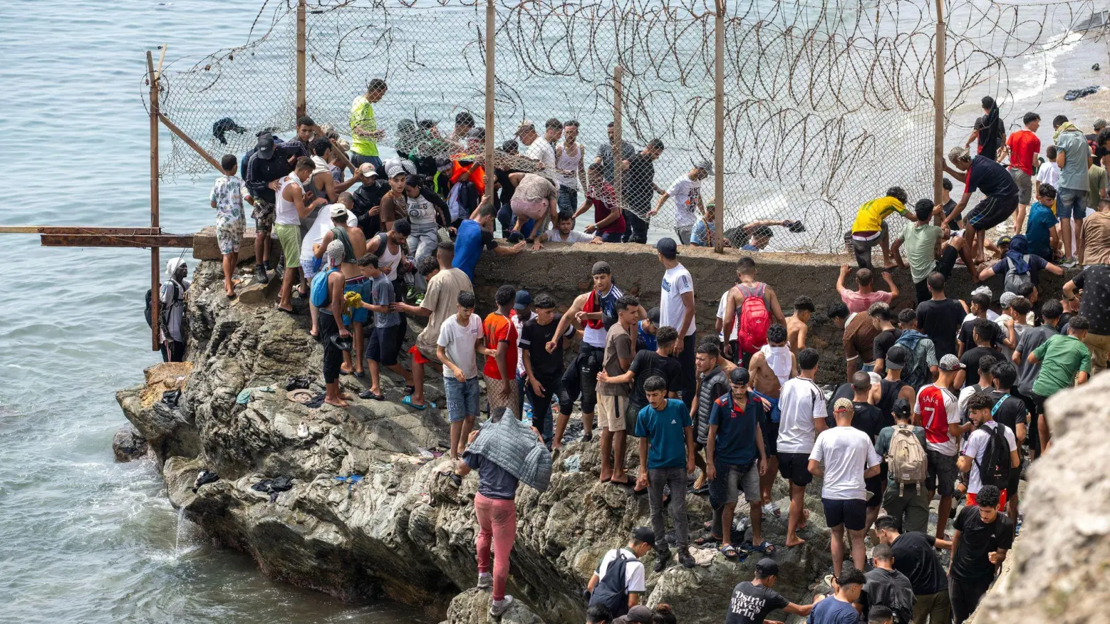 Ceuta ist kleiner als der Frankfurter Flughafen. (Foto: STR/AP/dpa)