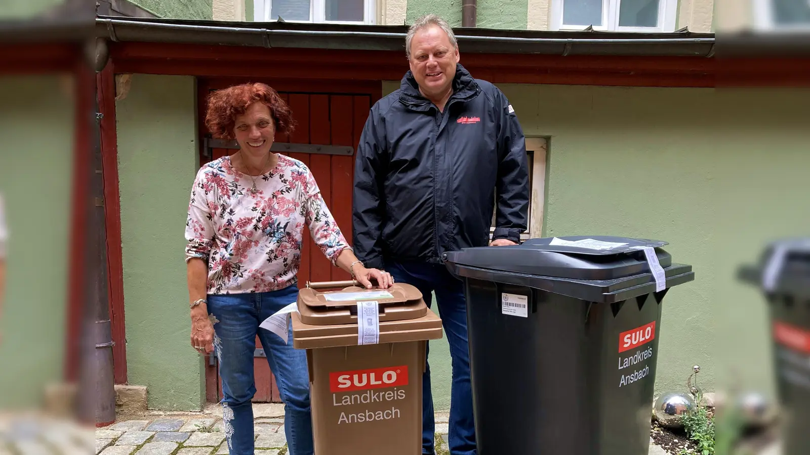 Gudrun Berger, zuständig für die Abfallwirtschaft der Stadt, zeigt mit Stadtbaudirektor Michael Knappe die neuen Tonnen. (Foto: Clarissa Kleinschrot)