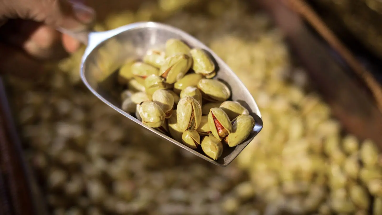 Lecker und gesund: Pistazien enthalten reichlich wertvolle ungesättigte Fettsäuren, Vitamin E, B-Vitamine und Mineralstoffe wie Kalium und Magnesium. (Foto: Christian Charisius/dpa/dpa-tmn)