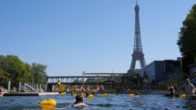 Die neuen Freibäder in der Seine kommen bei Einwohnern und Touristen gut an (Archivbild). (Foto: Aurelien Morissard/AP/dpa)