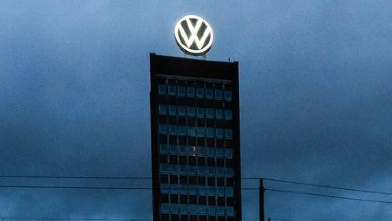 Dunkle Wolken über Wolfsburg: Der VW-Konzen hat 2025 einen drastischen Gewinneinbruch erlitten. (Archivbild) (Foto: Julian Stratenschulte/dpa)