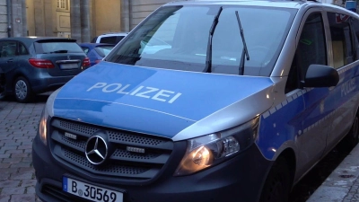 Ein Polizeiauto steht nach vermeintlichen Anschlagsandrohungen vor einer Berliner Schule. (Foto: Sven Käuler/dpa)