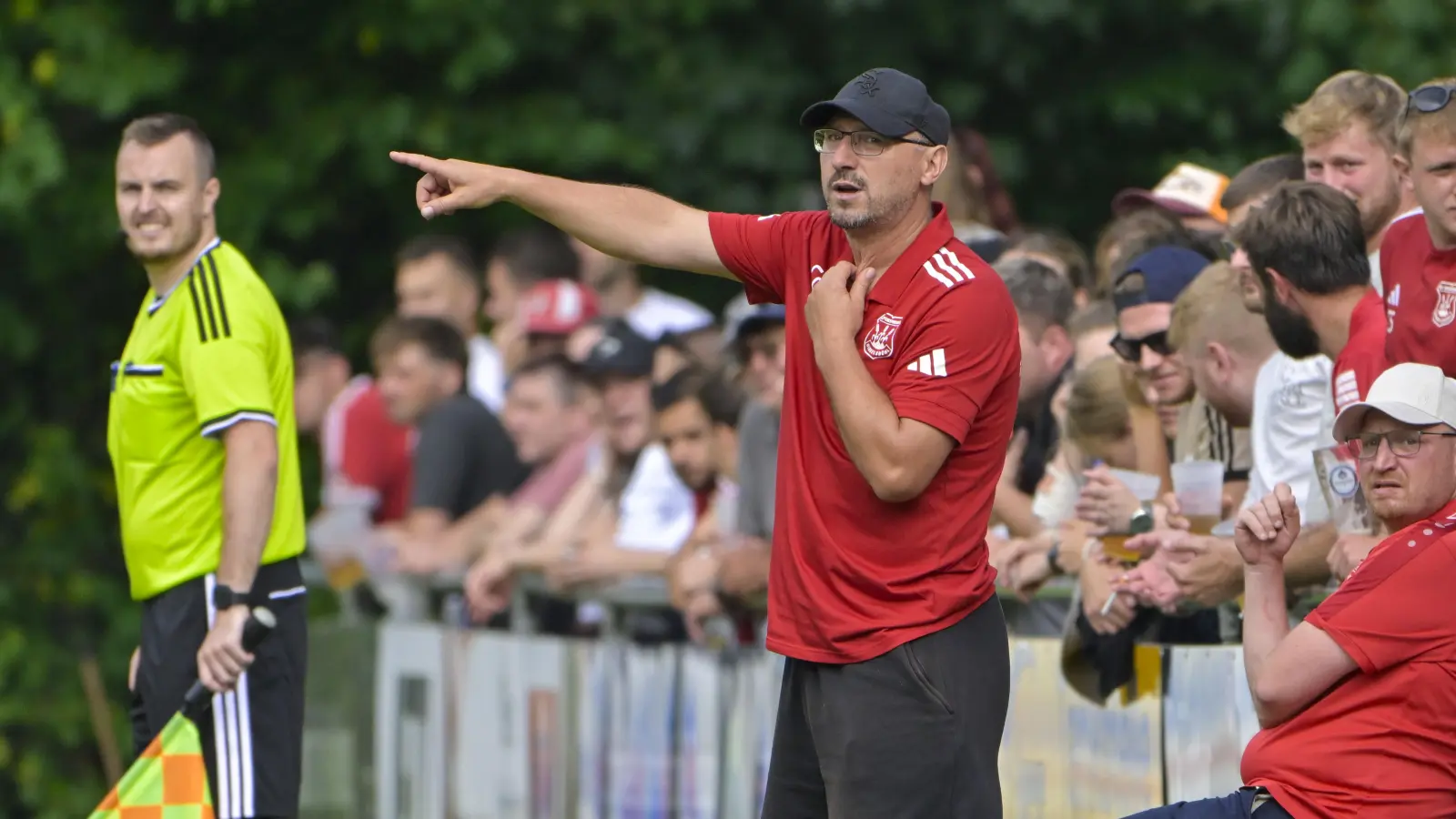 Im Heimspiel gegen den VfB Schillingsfürst gab Fredi Skurka noch die Kommandos als Trainer der Spfr Dinkelsbühl, zuletzt wurde die Mannschaft bereits von Jürgen Beck betreut. (Foto: Martin Rügner)