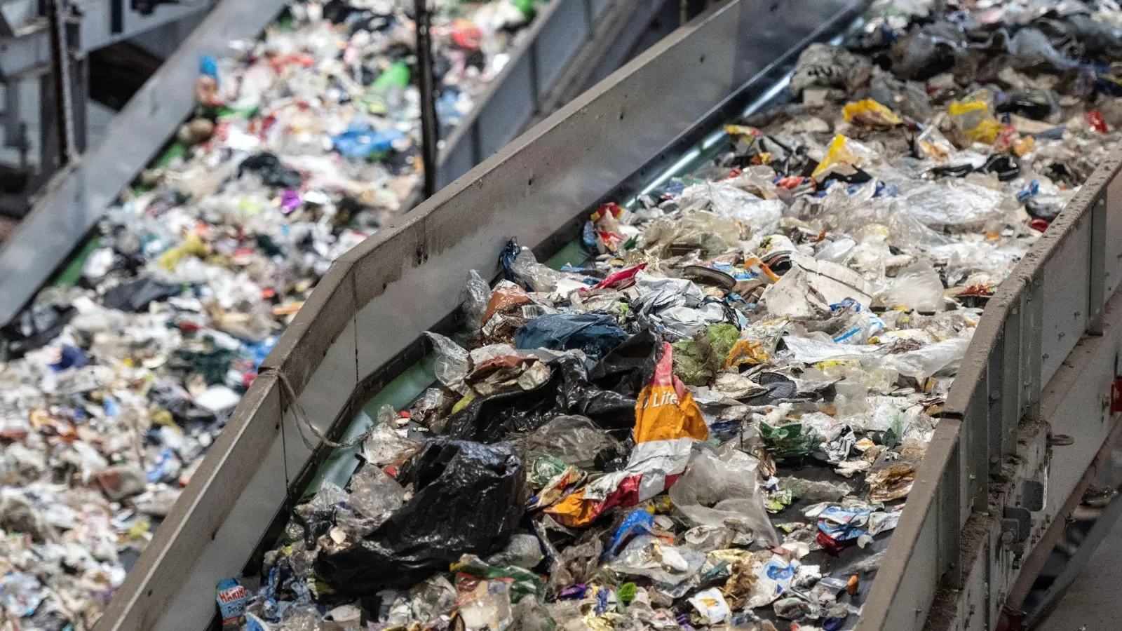 Karton, Papier und Kunststoff machen den größten Teil am Verpackungsabfall aus. (Foto: Bernd Thissen/dpa)