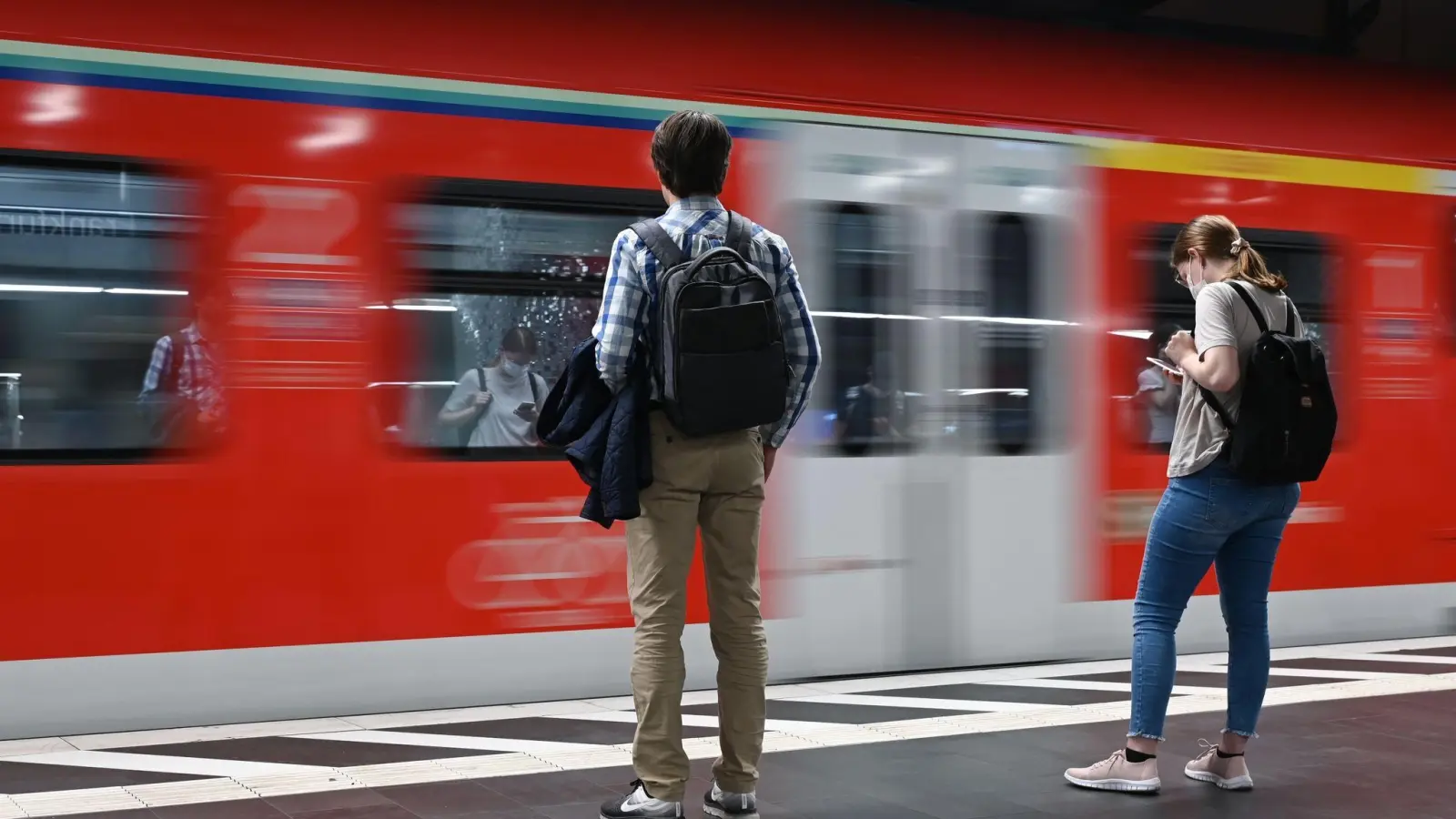 Die Züge zwischen Nürnberg und Würzburg fahren wieder im normalen Takt. (Symbolbild: Arne Dedert/dpa)