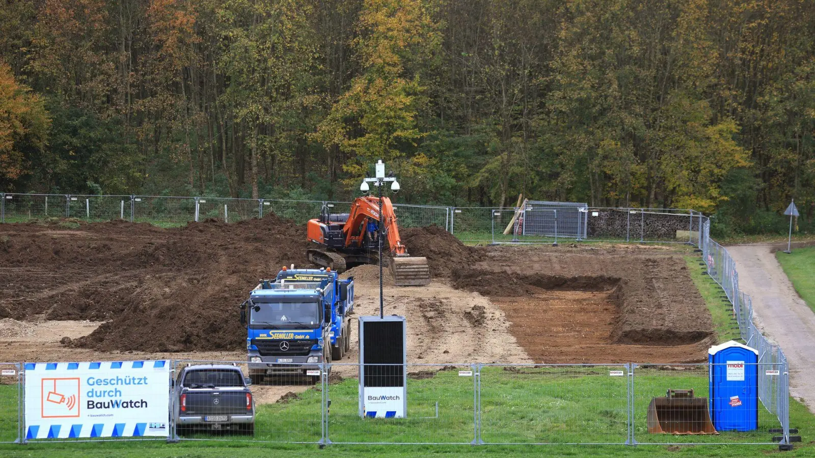 Seit Wochen bereiten Bagger den Platz für die Gasbohrung in Reichling vor. (Archivbild (Foto: Karl-Josef Hildenbrand/dpa)